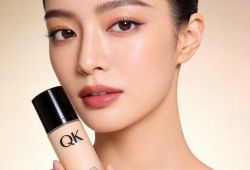 高清美妆产品宣传图，画面核心是品牌为QK的化妆品，一位面容精致的年轻美女出镜，构图平衡美观，光线柔和自然，画质清晰，适合商业宣传使用，每张图片单独成图，不拼图，不分屏
